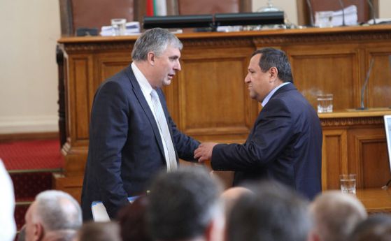 Министърът на труда и социалната политика Ивайло Калфин и бившият социален министър Хасан Адемов в пленарната зала на Парламента