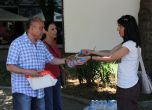 Раздават вода в жегата по улиците на София