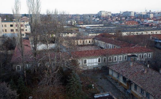 Багери бутнали стария затвор на Хасково, Рашидов прави проверка