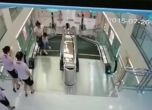 Китайка загина в мол, спасявайки детето си