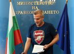 Москов бори митовете за ваксините с тениска на Арсенал