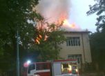 Пожар изпепели покрива на помощно училище в Пловдив (обновена)