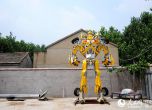 Баща построи на сина си робот-трансформър в реален размер (снимки)