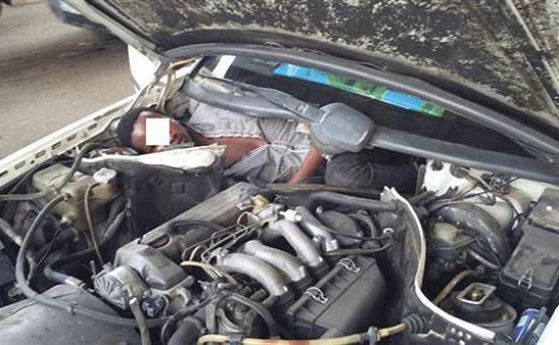 Бенажец се скри под капака на автомобилен двигател