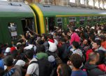 Будапеща отвори гарата за бежанци, 200 души потеглиха към границата с Австрия