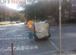 От вас: Зарязана количка с отпадъци на кръстовище в София (снимки)