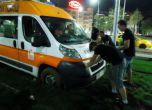 Линейката затънала в калта на Руски паметник заради пиян мъж на тревата