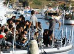 Лодка с бежанци се обърна, 15 деца сред жертвите