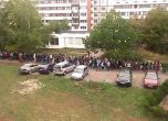 Стотици на опашка под дъжда за общежитие в Софийския (видео)