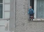 3-годишно дете се разходи по перваз на 8-мия етаж (видео)