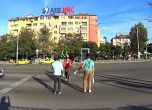 Жонгльори разсейват шофьорите в задръстване (видео)