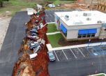 Гигантска дупка погълна 12 коли на паркинг в щата Мисисипи