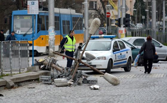 Бурният вятър събори стълб в София