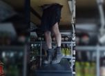 Крадец се заклещи в тавана на магазин в Сибир (видео)