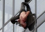 Мъж вися от 15 етаж, закачен за панталона си (видео)