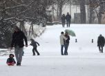 Снегът удължи ваканцията в 52 училища
