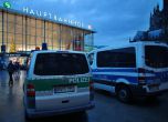 Мигрант към полицай на площада в Кьолн: Дръжте се добре с мен, Меркел ме покани