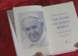 Излиза първата книга на папа Франциск