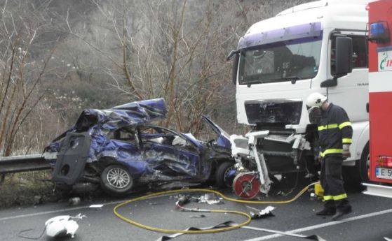 Шофьор загина след удар в камион на Кресненското дефиле