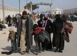 Десетки хиляди бежанци от Алепо обсаждат границата с Турция