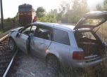 Кола падна на релсите край Симитли, шофьорът избяга (снимки)