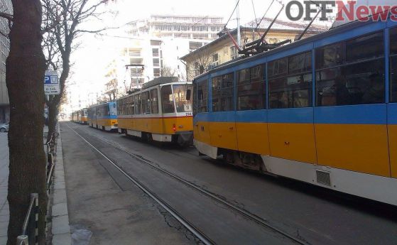 Два трамвая се блъснаха на площад 