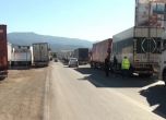 Български тирове пробиха гръцката блокада, има задържани шофьори