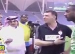 Футболист се подстрига на мач, косата му обиждала арабите (видео)