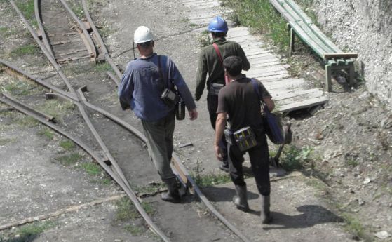 Съкращават близо 300 работници от мина 