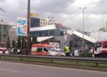 Кран падна върху бензиностанция в София, трима пострадаха (снимки)