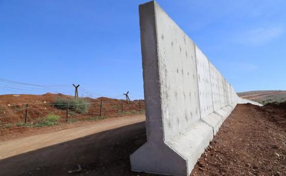 Една трета от бетонната ограда по границата между Турция и Сирия е готова (снимки)