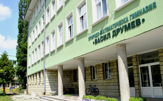 Вдигат 6-етажен блок в двора на математическата гимназия на Велико Търново