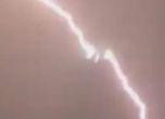 Светкавица удари пътнически самолет над Лондон (видео)