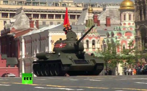 Русия празнува Деня на Победата с голям парад (видео)
