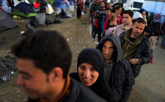 Гръцките власти започнаха евакуирането на бежанския лагер в Идомени