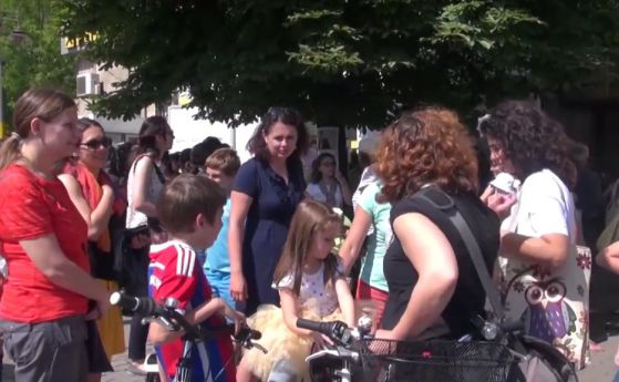 50 родители на протест срещу унищожаването на Фонда за лечение на деца (видео)