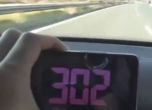 Шофьор на БМВ лети с 300 по магистралата (видео)