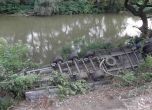Камион падна в река Струма край Кресна