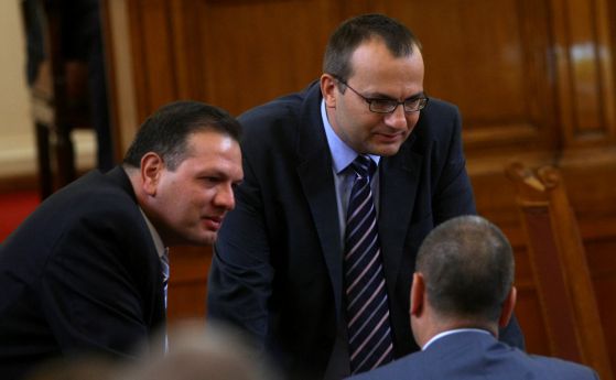 Мартин Димитров и Петър Славов разпитват шефа на ПГ на ГЕРБ и бивш вътрешен министър Цветан Цветанов.