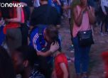 Хлапе, фен на Португалия, успокоява плачещ френски запалянко след финала (видео)
