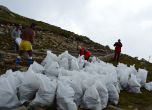 Доброволци изринаха 13 тона боклук от Мусала (снимки)