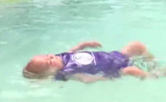 В САЩ набират популярност курсовете по плуване за бебета