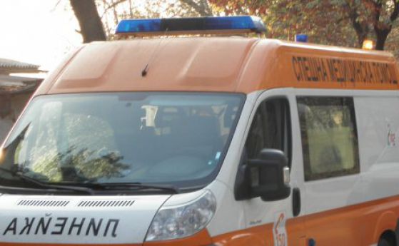 Моторист се блъсна в автобус в София и загина на място