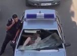 Пияна рускиня по бански разби стъкло на патрулка с боси крака (видео)