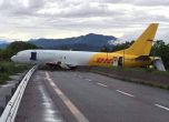Товарен самолет на DHL се разби в Италия (видео)