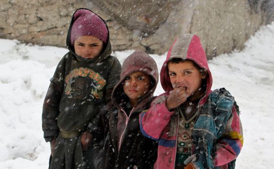 Деца в лагера край Кабул