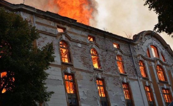 Затвориха четири улици до изгорелите тютюневи складове в Пловдив