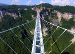 Откриха най-дългия и най-висок стъклен мост в света (снимки и видео)
