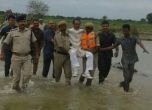 Министър инспектира наводнения с бели панталони, носят го на ръце