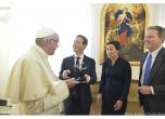 Зукърбърг подари макет на дрон на папата при срещата им (снимки)